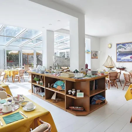 Yacht Club Hotel 3*