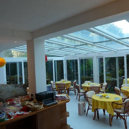 Yacht Club Hotel 3*